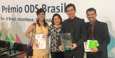 Professor da Ufersa, Osvaldo Nogueira de Sousa Neto, recebendo o prêmio em Brasília| Foto: Cedida.